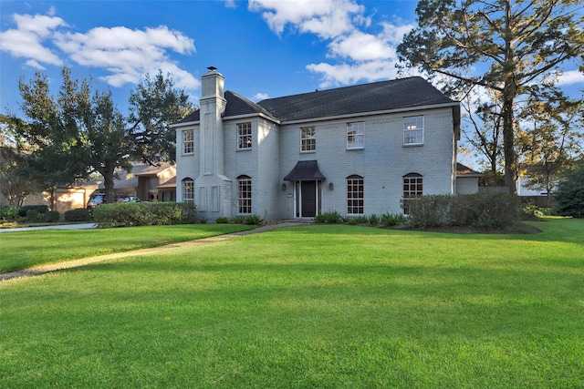 view of front of property featuring a front lawn