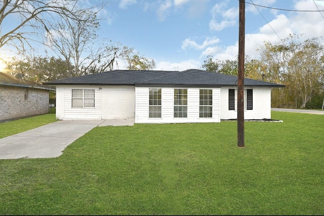 view of front facade featuring a front yard