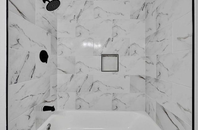 bathroom featuring tiled shower / bath combo