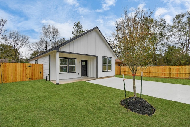 view of front of property featuring a front yard and a patio