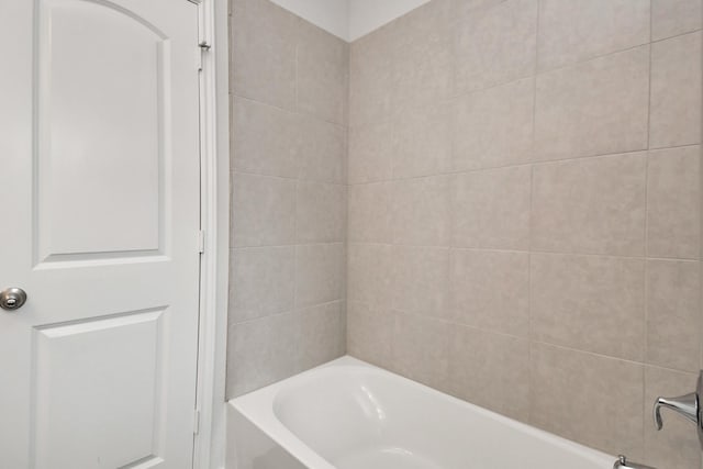 bathroom featuring tiled shower / bath combo