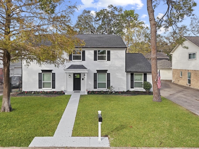 view of front facade with a front lawn