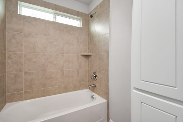 bathroom with tiled shower / bath