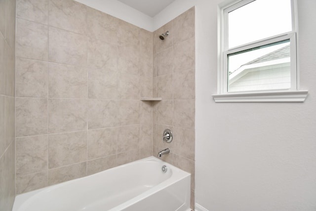 bathroom featuring tiled shower / bath