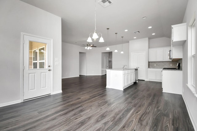 kitchen featuring pendant lighting, a kitchen island with sink, white cabinets, dark hardwood / wood-style floors, and ceiling fan