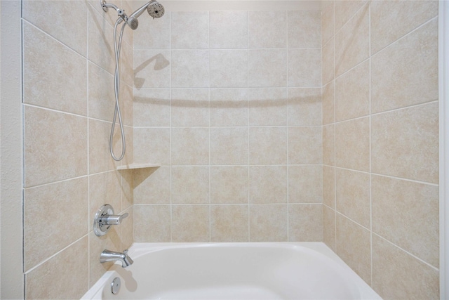 bathroom with tiled shower / bath combo