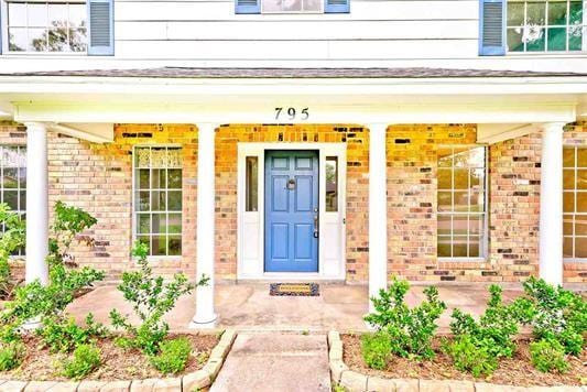 view of exterior entry with covered porch