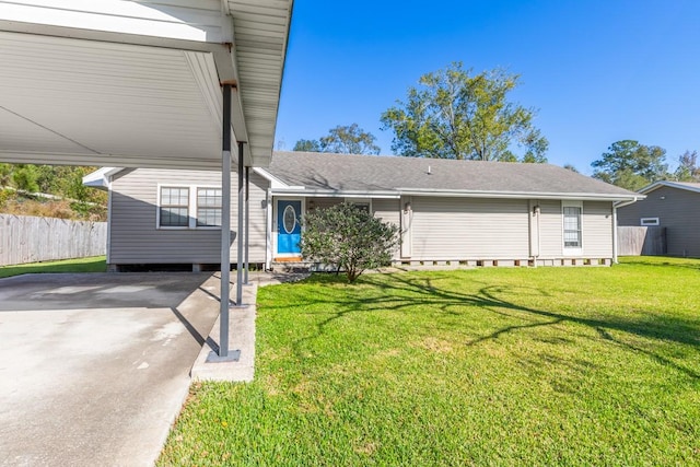 view of front of property featuring a front lawn