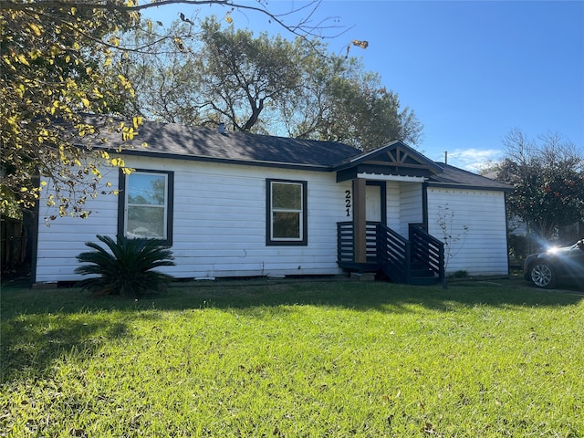 view of front of house featuring a front lawn