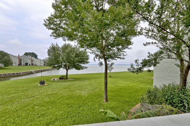 view of yard featuring a water view