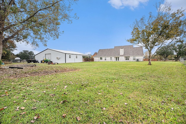 view of yard featuring an outbuilding