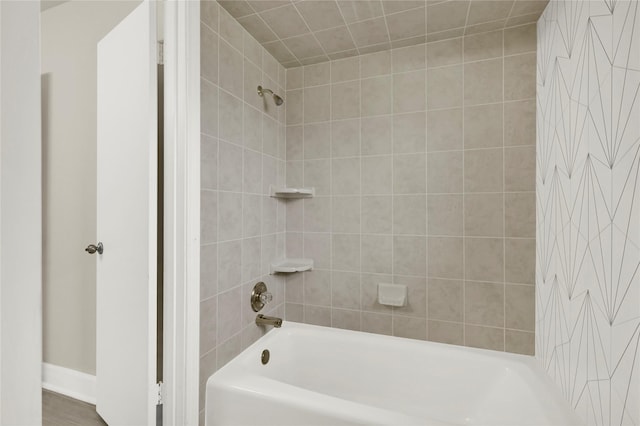 bathroom with tiled shower / bath