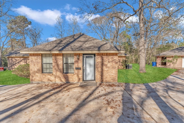 view of front of house with a front yard