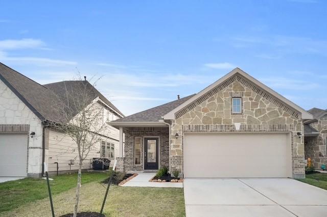 view of front of house featuring a garage and a front yard