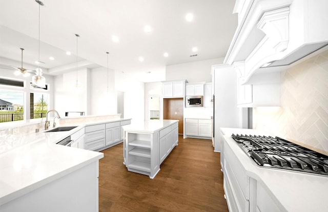 kitchen with a sink, stainless steel appliances, recessed lighting, tasteful backsplash, and dark wood-style floors