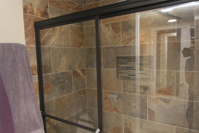 interior details with a shower with shower door