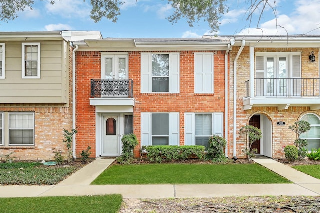 townhome / multi-family property featuring a balcony