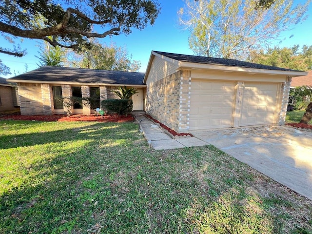 single story home with a front lawn