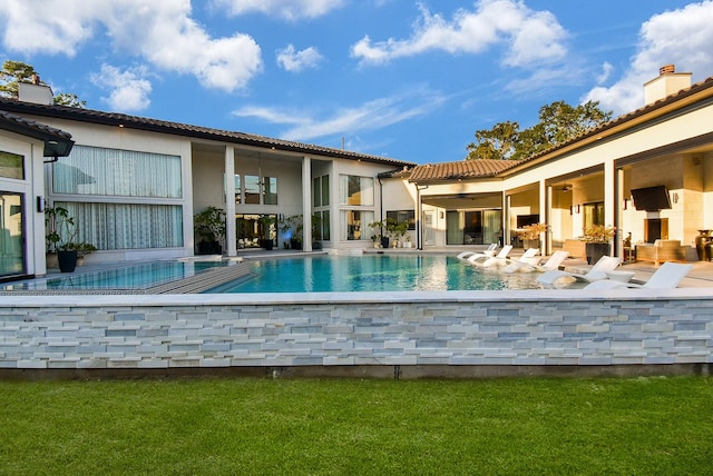 view of swimming pool featuring a lawn