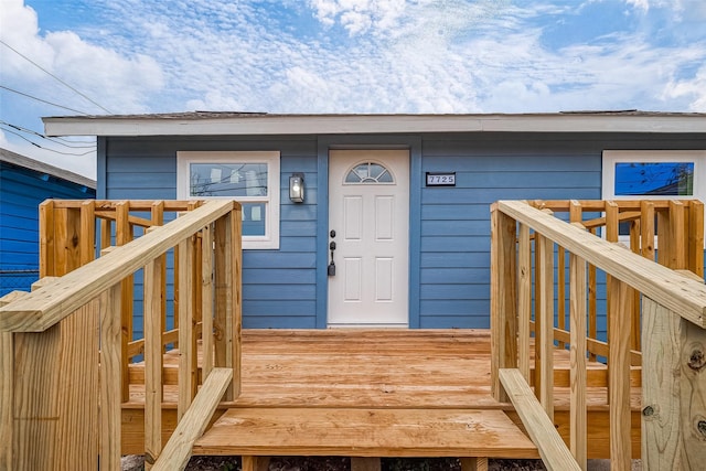 property entrance featuring a deck