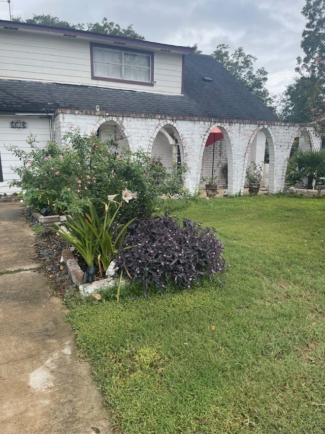 view of front of home featuring a front lawn