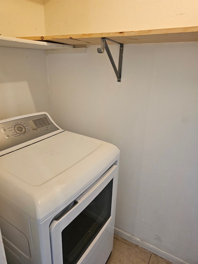 laundry room with washer / clothes dryer and light tile patterned floors