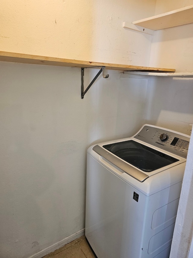 laundry area featuring washer / clothes dryer and light tile patterned flooring