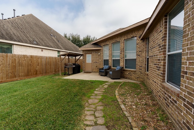 view of yard featuring a patio