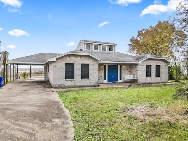 view of front of house featuring a front yard and a carport