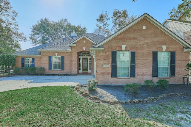 view of front of property featuring a front yard