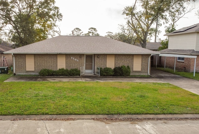 view of front facade featuring a carport and a front lawn