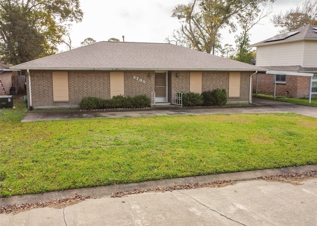 view of front of home with a front lawn