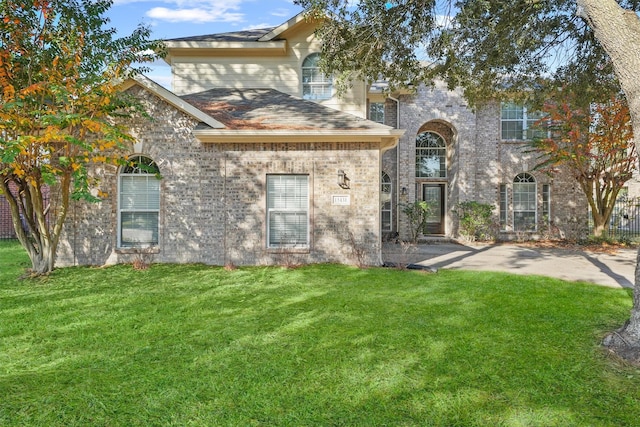 view of front of house featuring a front lawn