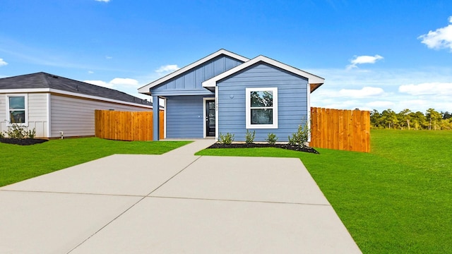 view of front facade with a front yard