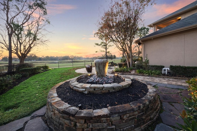 view of yard at dusk