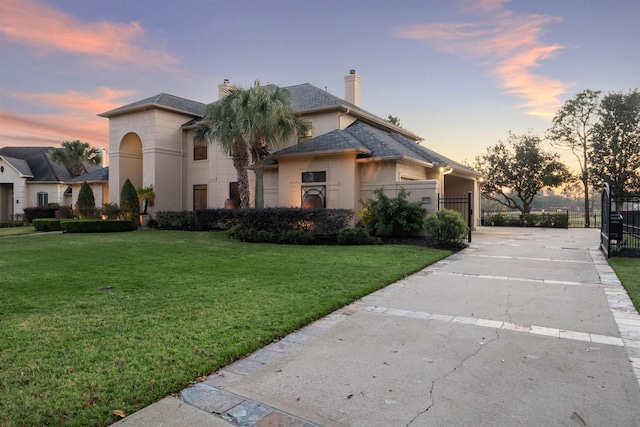 view of front of property featuring a yard