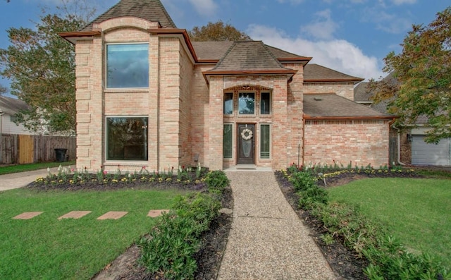 view of front of property featuring a front yard