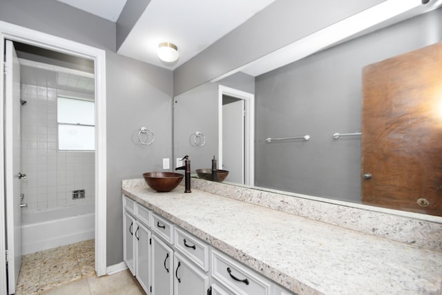 bathroom with vanity and tiled shower / bath