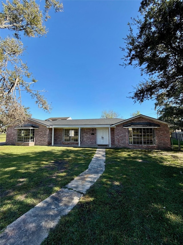 ranch-style house featuring a front yard