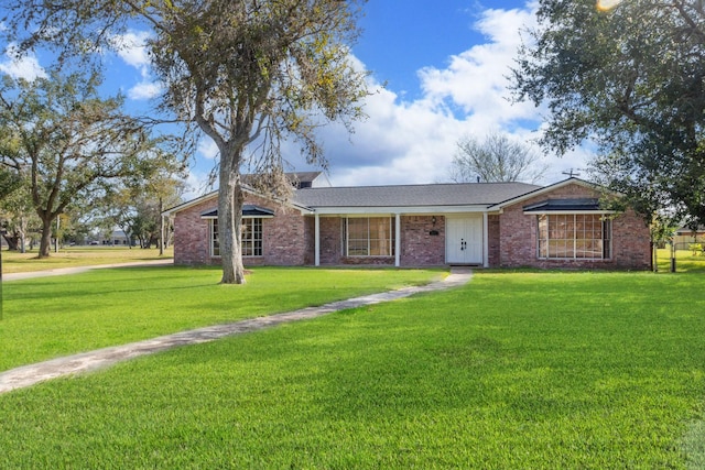 single story home featuring a front lawn