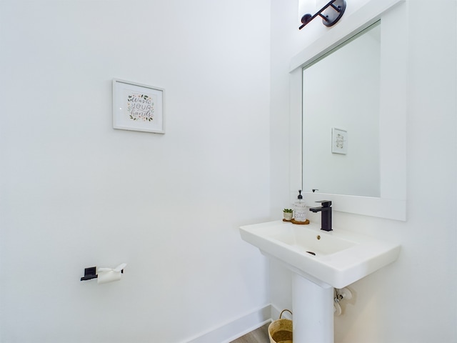 8321 Springwood Creek Ln, Houston, TX 77055 - bathroom with baseboards