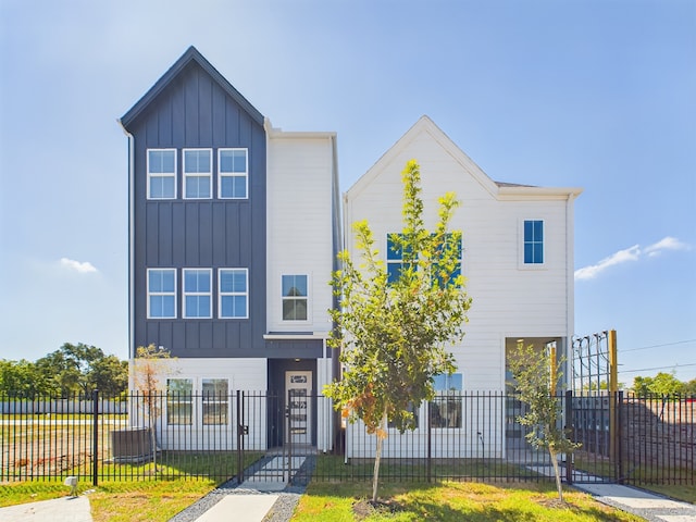 8321 Springwood Creek Ln, Houston, TX 77055 - view of front of home with board and batten siding and a fenced front yard