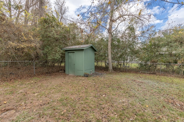 view of yard with a shed