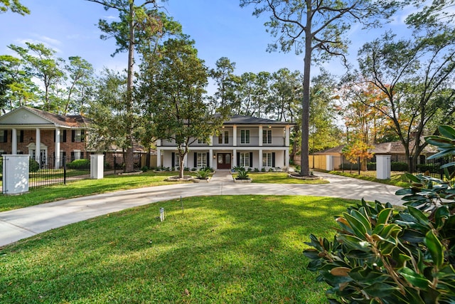 view of front of house featuring covered porch and a front yard