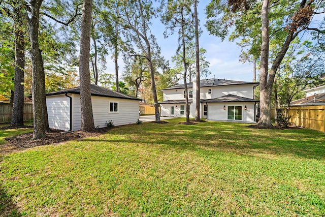 view of yard with an outbuilding