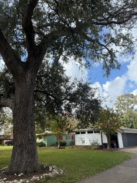 view of front of home featuring a front lawn and a garage