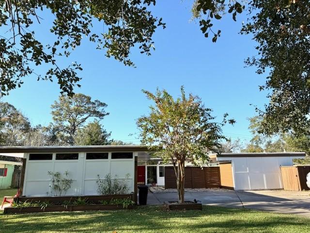 view of front of property featuring a front lawn