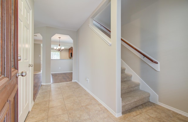 foyer featuring an inviting chandelier and light tile patterned flooring