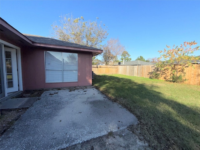 view of yard with a patio area