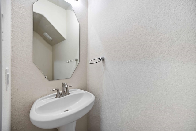 bathroom featuring sink